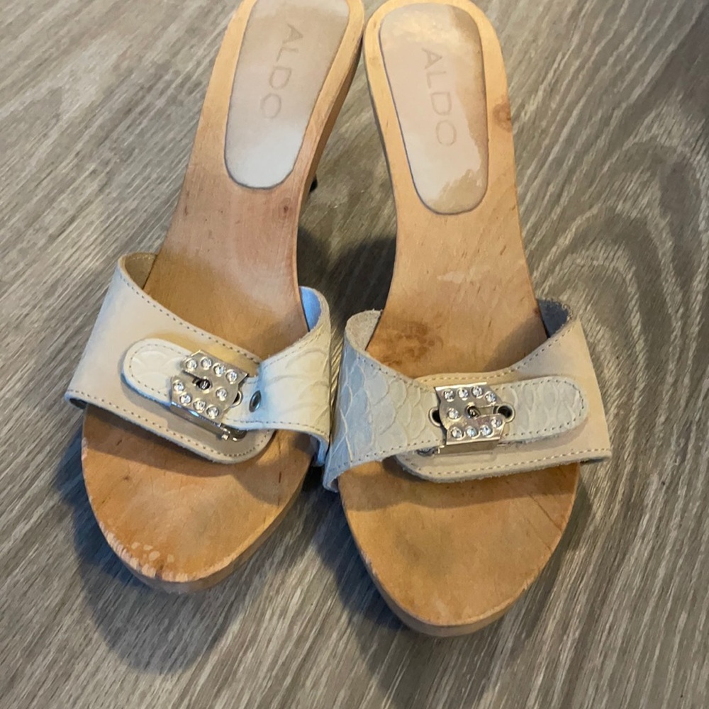 CLOG Sandals with buckle.